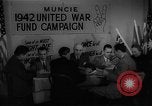 Image timbre de guerre vente Muncie Indiana USA, 1942, de la seconde 13 séquences d'archives historiques vidéo 65675046819