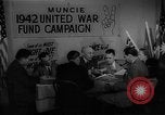 Image timbre de guerre vente Muncie Indiana USA, 1942, de la seconde 14 séquences d'archives historiques vidéo 65675046819