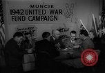 Image timbre de guerre vente Muncie Indiana USA, 1942, de la seconde 16 séquences d'archives historiques vidéo 65675046819