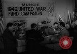 Image timbre de guerre vente Muncie Indiana USA, 1942, de la seconde 17 séquences d'archives historiques vidéo 65675046819