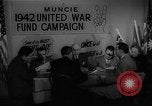 Image timbre de guerre vente Muncie Indiana USA, 1942, de la seconde 18 séquences d'archives historiques vidéo 65675046819