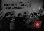 Image timbre de guerre vente Muncie Indiana USA, 1942, de la seconde 19 séquences d'archives historiques vidéo 65675046819