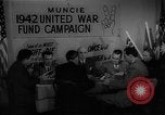 Image timbre de guerre vente Muncie Indiana USA, 1942, de la seconde 21 séquences d'archives historiques vidéo 65675046819