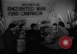 Image timbre de guerre vente Muncie Indiana USA, 1942, de la seconde 24 séquences d'archives historiques vidéo 65675046819