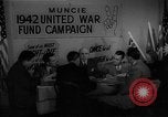 Image timbre de guerre vente Muncie Indiana USA, 1942, de la seconde 26 séquences d'archives historiques vidéo 65675046819