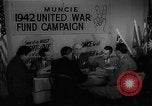 Image timbre de guerre vente Muncie Indiana USA, 1942, de la seconde 29 séquences d'archives historiques vidéo 65675046819