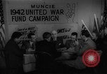 Image timbre de guerre vente Muncie Indiana USA, 1942, de la seconde 32 séquences d'archives historiques vidéo 65675046819