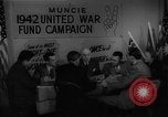 Image timbre de guerre vente Muncie Indiana USA, 1942, de la seconde 35 séquences d'archives historiques vidéo 65675046819