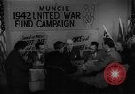 Image timbre de guerre vente Muncie Indiana USA, 1942, de la seconde 38 séquences d'archives historiques vidéo 65675046819