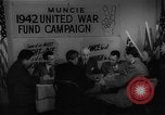 Image timbre de guerre vente Muncie Indiana USA, 1942, de la seconde 39 séquences d'archives historiques vidéo 65675046819