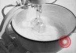 Standbild Frau Kochen mit Vintage Herd United States USA, 1945, aus Sekunde 1 historischem Filmmaterial Videoclip 65675046822