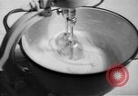 Standbild Frau Kochen mit Vintage Herd United States USA, 1945, aus Sekunde 3 historischem Filmmaterial Videoclip 65675046822