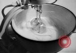Standbild Frau Kochen mit Vintage Herd United States USA, 1945, aus Sekunde 4 historischem Filmmaterial Videoclip 65675046822