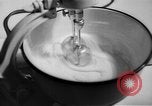 Standbild Frau Kochen mit Vintage Herd United States USA, 1945, aus Sekunde 5 historischem Filmmaterial Videoclip 65675046822