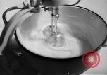 Standbild Frau Kochen mit Vintage Herd United States USA, 1945, aus Sekunde 6 historischem Filmmaterial Videoclip 65675046822