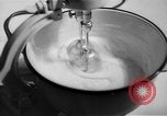 Standbild Frau Kochen mit Vintage Herd United States USA, 1945, aus Sekunde 7 historischem Filmmaterial Videoclip 65675046822