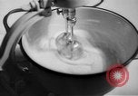 Standbild Frau Kochen mit Vintage Herd United States USA, 1945, aus Sekunde 8 historischem Filmmaterial Videoclip 65675046822
