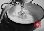 Standbild Frau Kochen mit Vintage Herd United States USA, 1945, aus Sekunde 10 historischem Filmmaterial Videoclip 65675046822