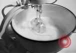Standbild Frau Kochen mit Vintage Herd United States USA, 1945, aus Sekunde 11 historischem Filmmaterial Videoclip 65675046822