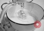 Standbild Frau Kochen mit Vintage Herd United States USA, 1945, aus Sekunde 12 historischem Filmmaterial Videoclip 65675046822