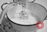 Standbild Frau Kochen mit Vintage Herd United States USA, 1945, aus Sekunde 13 historischem Filmmaterial Videoclip 65675046822