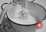 Standbild Frau Kochen mit Vintage Herd United States USA, 1945, aus Sekunde 15 historischem Filmmaterial Videoclip 65675046822