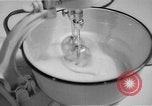 Standbild Frau Kochen mit Vintage Herd United States USA, 1945, aus Sekunde 16 historischem Filmmaterial Videoclip 65675046822