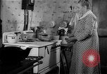 Standbild Frau Kochen mit Vintage Herd United States USA, 1945, aus Sekunde 18 historischem Filmmaterial Videoclip 65675046822