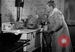Standbild Frau Kochen mit Vintage Herd United States USA, 1945, aus Sekunde 19 historischem Filmmaterial Videoclip 65675046822
