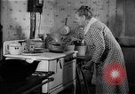 Standbild Frau Kochen mit Vintage Herd United States USA, 1945, aus Sekunde 20 historischem Filmmaterial Videoclip 65675046822