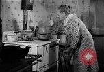 Standbild Frau Kochen mit Vintage Herd United States USA, 1945, aus Sekunde 21 historischem Filmmaterial Videoclip 65675046822