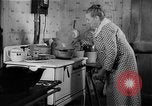 Standbild Frau Kochen mit Vintage Herd United States USA, 1945, aus Sekunde 22 historischem Filmmaterial Videoclip 65675046822