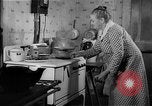 Standbild Frau Kochen mit Vintage Herd United States USA, 1945, aus Sekunde 23 historischem Filmmaterial Videoclip 65675046822