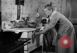 Standbild Frau Kochen mit Vintage Herd United States USA, 1945, aus Sekunde 24 historischem Filmmaterial Videoclip 65675046822