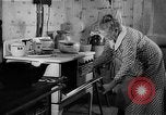 Standbild Frau Kochen mit Vintage Herd United States USA, 1945, aus Sekunde 25 historischem Filmmaterial Videoclip 65675046822