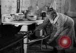 Standbild Frau Kochen mit Vintage Herd United States USA, 1945, aus Sekunde 26 historischem Filmmaterial Videoclip 65675046822
