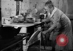 Standbild Frau Kochen mit Vintage Herd United States USA, 1945, aus Sekunde 28 historischem Filmmaterial Videoclip 65675046822