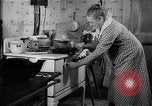 Standbild Frau Kochen mit Vintage Herd United States USA, 1945, aus Sekunde 29 historischem Filmmaterial Videoclip 65675046822