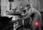 Standbild Frau Kochen mit Vintage Herd United States USA, 1945, aus Sekunde 30 historischem Filmmaterial Videoclip 65675046822
