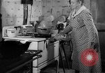 Standbild Frau Kochen mit Vintage Herd United States USA, 1945, aus Sekunde 31 historischem Filmmaterial Videoclip 65675046822
