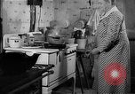 Standbild Frau Kochen mit Vintage Herd United States USA, 1945, aus Sekunde 32 historischem Filmmaterial Videoclip 65675046822