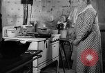 Standbild Frau Kochen mit Vintage Herd United States USA, 1945, aus Sekunde 33 historischem Filmmaterial Videoclip 65675046822