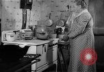 Standbild Frau Kochen mit Vintage Herd United States USA, 1945, aus Sekunde 34 historischem Filmmaterial Videoclip 65675046822