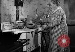 Standbild Frau Kochen mit Vintage Herd United States USA, 1945, aus Sekunde 35 historischem Filmmaterial Videoclip 65675046822