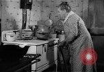 Standbild Frau Kochen mit Vintage Herd United States USA, 1945, aus Sekunde 36 historischem Filmmaterial Videoclip 65675046822
