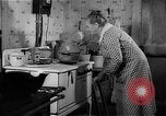 Standbild Frau Kochen mit Vintage Herd United States USA, 1945, aus Sekunde 37 historischem Filmmaterial Videoclip 65675046822