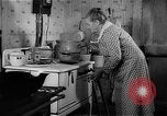 Standbild Frau Kochen mit Vintage Herd United States USA, 1945, aus Sekunde 38 historischem Filmmaterial Videoclip 65675046822