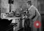 Standbild Frau Kochen mit Vintage Herd United States USA, 1945, aus Sekunde 39 historischem Filmmaterial Videoclip 65675046822