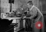 Standbild Frau Kochen mit Vintage Herd United States USA, 1945, aus Sekunde 40 historischem Filmmaterial Videoclip 65675046822