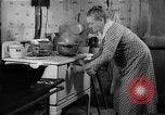 Standbild Frau Kochen mit Vintage Herd United States USA, 1945, aus Sekunde 41 historischem Filmmaterial Videoclip 65675046822